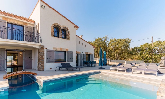 Argeles-sur-Mer Villa | Mas Sureda: Panoramic Pool Retreat with Oceanfront Views