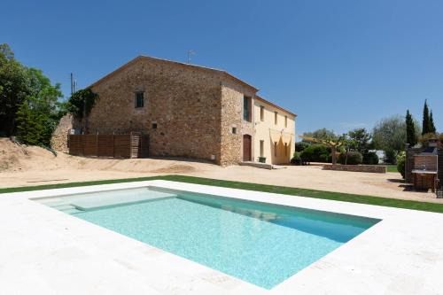 Palafolls Villa | Pet-Friendly Mas Tortós: 4-Star Retreat with Pool Access