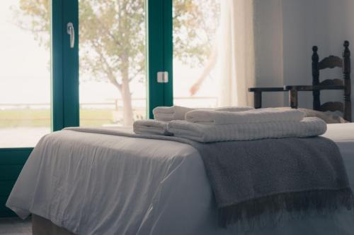 Deltebre House | Relax at MASIA BLANCA: 4-Star Stay with Family & Pets