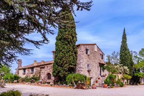 Darnius Villa | Pet Friendly Masia Mimosa Completa with Pool & Family Perks