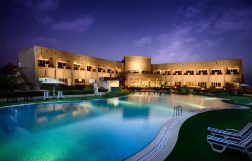 Masirah Resort | Discover Masira Island Resort: Poolside Oceanfront Retreat