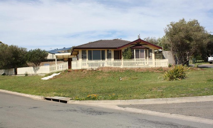 Maslin Beach House | Cozy Maslin Beach House with Oceanfront Views & Hot Tub