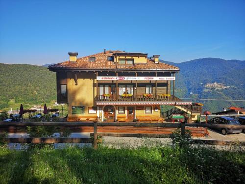 Sover House | Discover Maso Sveseri: Pet-Friendly Gem with Dining Options