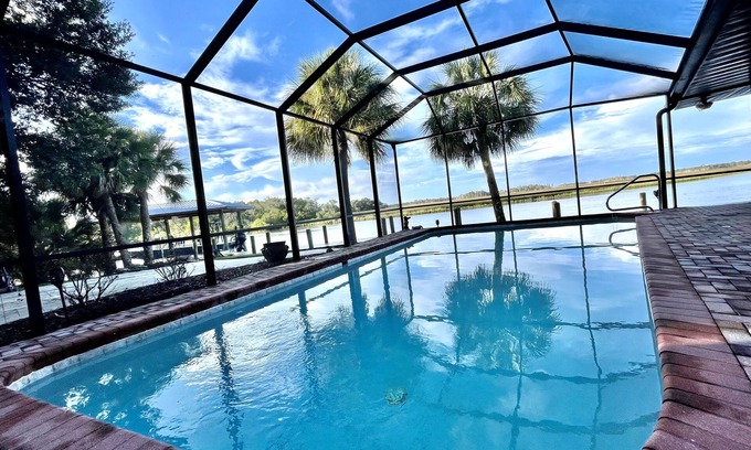 Old Homosassa House | Experience Mason Creek Lodge: Waterfront Pool & Fishing Fun
