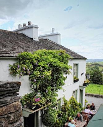 Bowland Bridge Hotel | Family-Friendly Mason's Arms with Pet Amenities & Dining