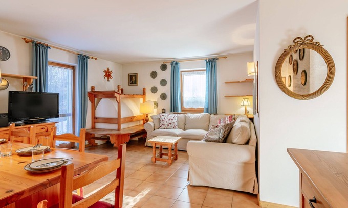 Alba Apartment | Inviting Mason Scarzin with Spa, Breakfast & Family Amenities