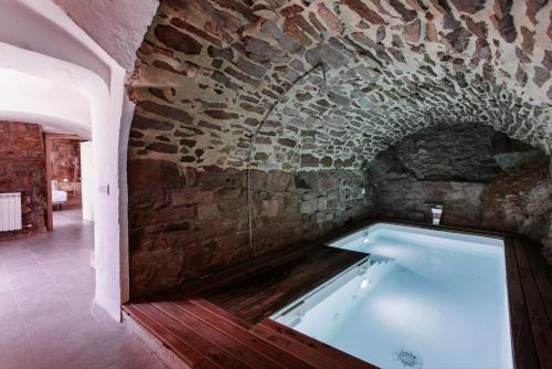Vilanova de l'Aguda Villa | Indulge in Masoveria la Boba: Oceanfront, Pet-Friendly Retreat