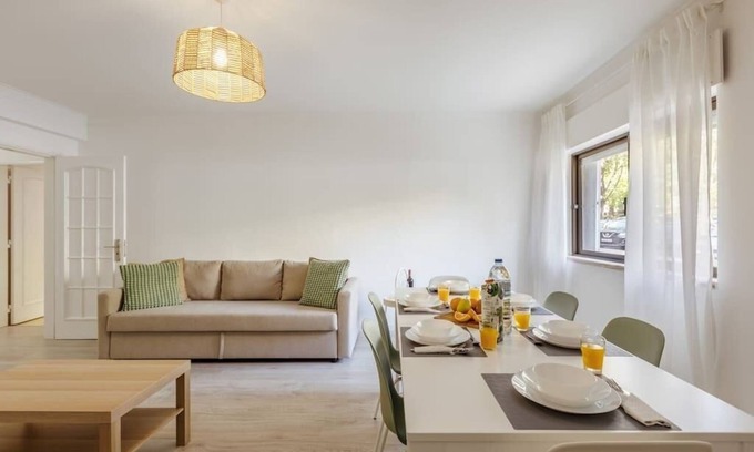 Massama Apartment | Massamá 26: Family-Friendly Stay with Free Parking & Smart TV