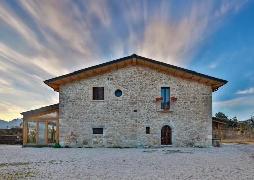 Castel di Sangro House | Top-Rated Masseria D'Achille: Pet Friendly & Family Ready