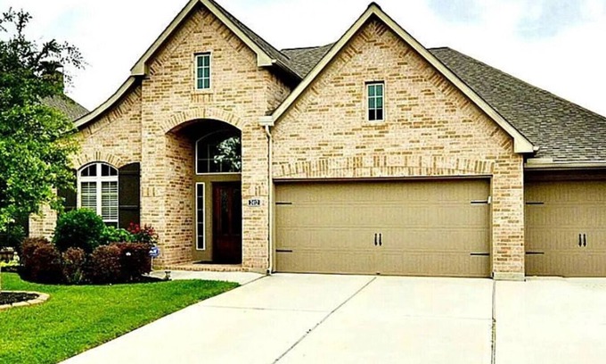 Houston House | Massive 4 bedroom in great neighborhood!
