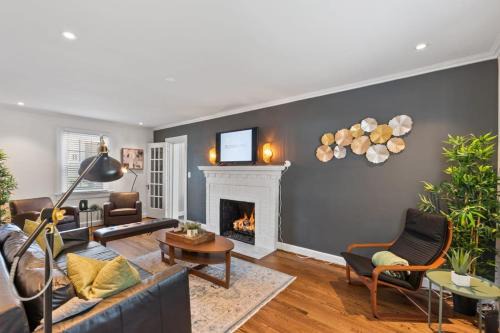 Potomac West House | Historic 5BR CozySuites House - Family & Pet Friendly Stay