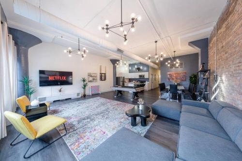 Near South Side Apartment | McCormick 6Br-4Ba Suite with Hot Tub & Pool Table