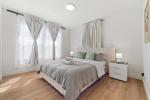 Hayward House | Massive 8BR Home in Hayward with AC Free Parking