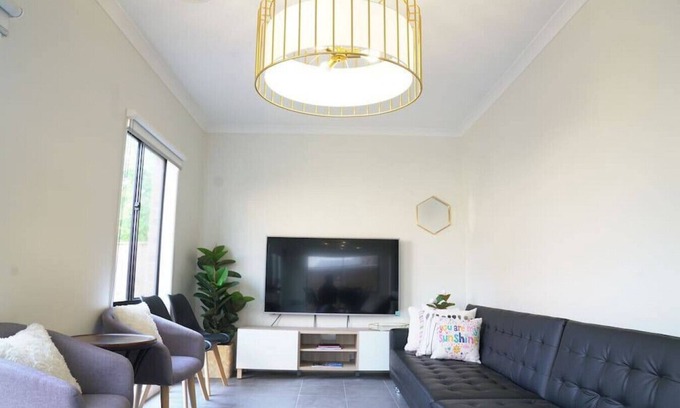 Williams Landing House | Ideal 9BRM Group Rental House in Melbourne with Breakfast