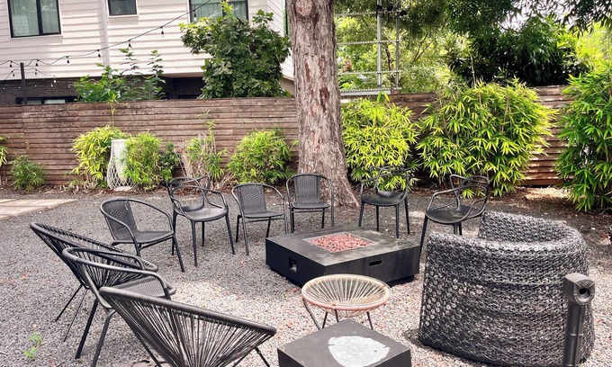 East Cesar Chavez House | Massive Compound 20 Beds-6 min walk