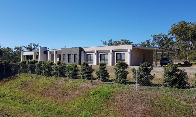 Walligan House | Massive Family Home on acreage, Sleeps 15 !!!