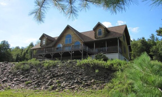 Kunkletown Cabin | Inviting Log Home Retreat near Blue Mountain with Spa & Pool