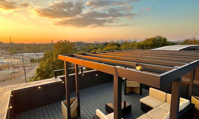 Hurwood Heights House | Modern Home with Massive Roofdeck - 10/10 Guest Rated