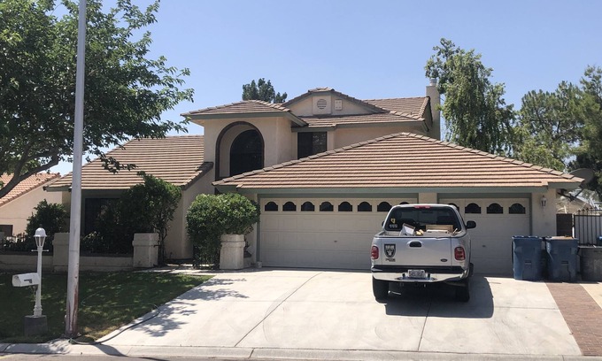 Paradise House | Ideal Vegas Retreat: Pool Access & 7 Minutes to the Strip