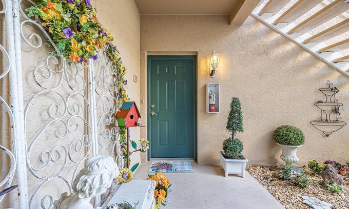 Cypress Lake Condo | Inviting Condo Daffodil: Pool, Sports Park & Pet Friendly