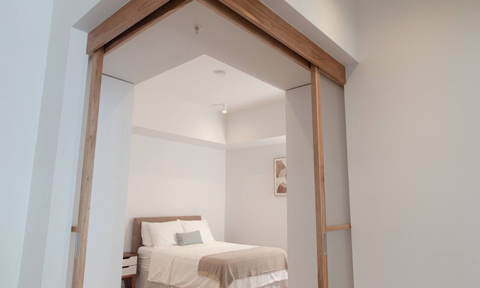 San Antonio de Belen Apartment | Relax in the Pet-Friendly Master Suite with Spa & Breakfast