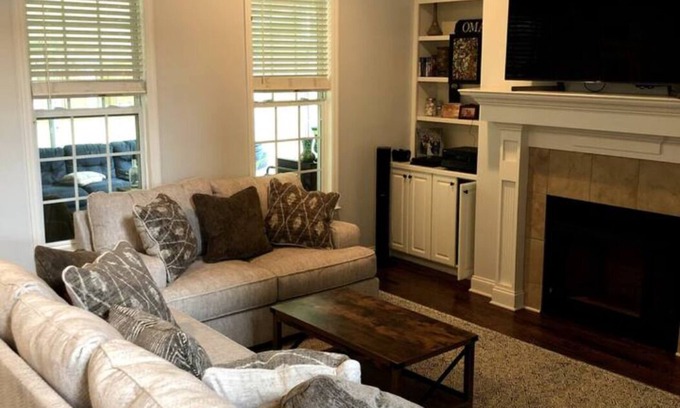 Evans House | Bright & Convenient Masters 2023 Retreat with Amazing Amenities