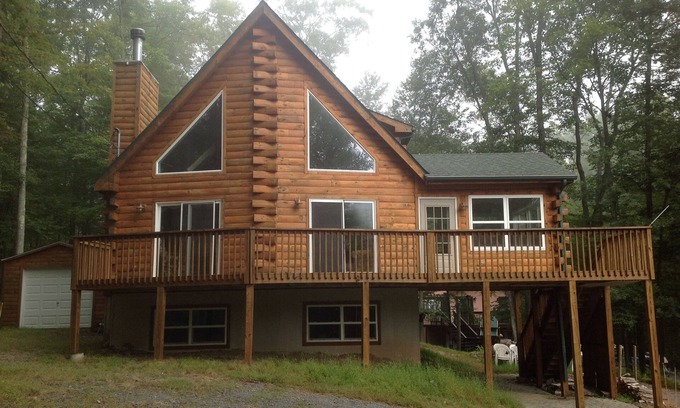 Lackawaxen Ski Chalet | Ideal Masthope Log Chalet: Ski Mountain Retreat with Pool
