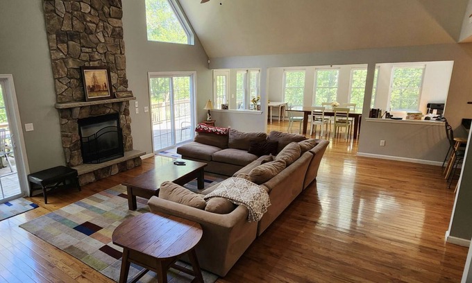 Lackawaxen Ski Chalet | Top-Rated Ski in/Out Chalet with Pizza Oven & Bar