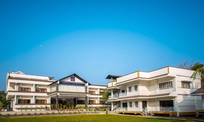 Haliyal Hotel | Relax at Mastiff Select Shreeyog Resort with Pool & Dining