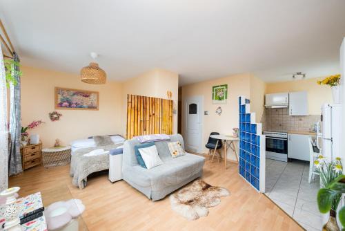 Bielany Apartment | Maszewska Comfy Studio by BookingHost
