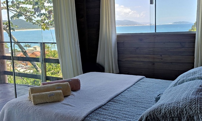 Pantano do Sul Cabin | Scenic Matadeiro Viewpoint: Pet-Friendly Retreat with Spa