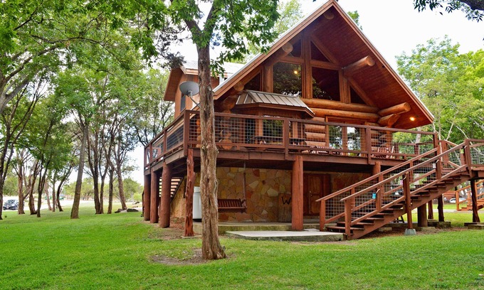 Marble Falls Cabin | Cozy Canadian Log Cabin with Private Beach & Spa Amenities
