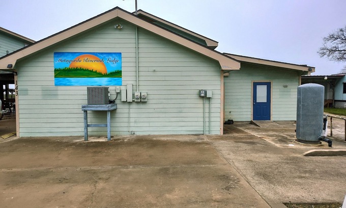 Elmaton House | MATAGORDA RIVERSIDE LODGE: Ideal for Groups Near the Beach