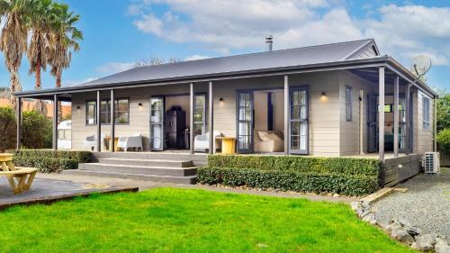 Matakana House | Modern Holiday Home at Matakana Village Central Awaits You