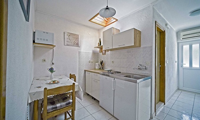 Pomena Apartment | Matana Pomena: One-Bedroom Apartment with Ocean Views