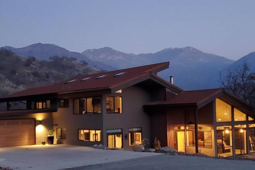 Three Rivers House | Family-Friendly Retreat at Matanah Meadows Farm, Sequoia