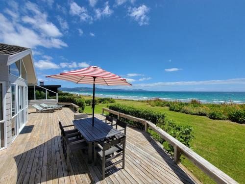 Matarangi House | Idyllic Matarangi Beachfront Holiday Home for Families
