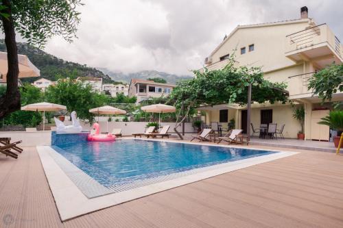 Podmaine Apartment | Beautiful Matej Hotel: Oceanfront Bliss with Pool Access