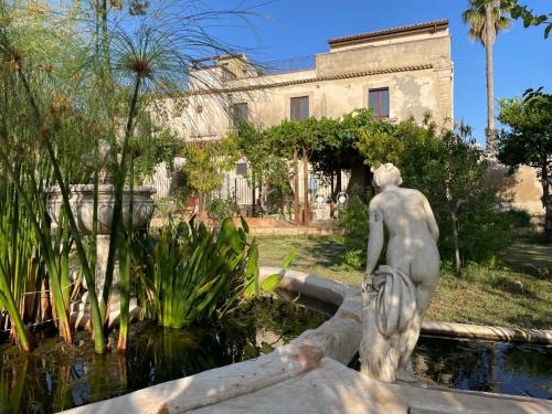 Syracuse House | Mater Familias Oasis