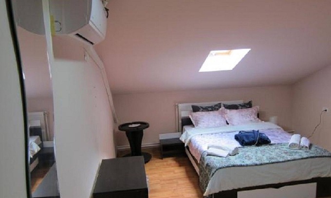 Valu lui Traian Apartment | Cozy Matrimonial Room at Gherghisan with Breakfast Included