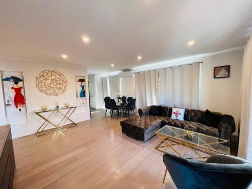 Te Atatu South Apartment | Experience Matuhi Deluxe: 2 Bedroom Retreat, Rated 9/10