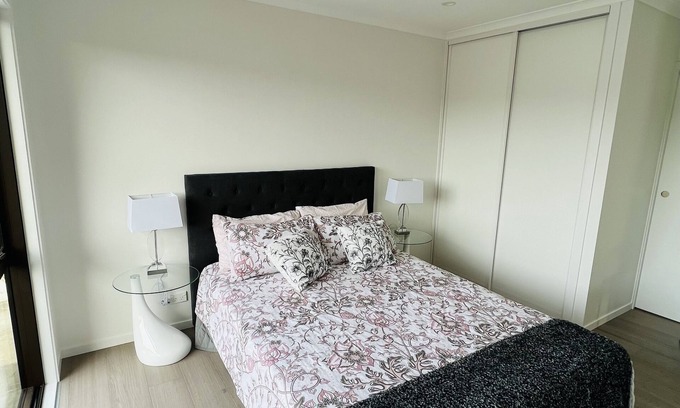 Te Atatu South Apartment | Top-Rated Matuhi Deluxe Studio with Kitchenette & Breakfast