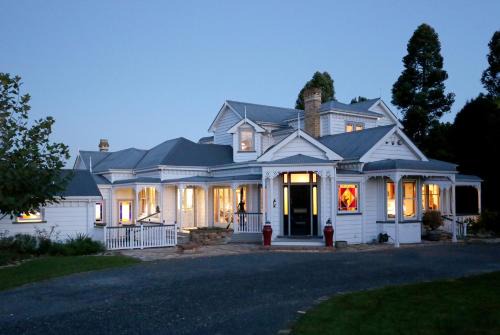 Cambridge Bed & Breakfast | Experience Maungakawa Villa: 4-Star Comfort with Hot Tub
