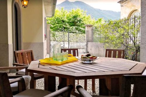 Moltrasio House | Tranquil Mauro Apartment: Family-Friendly Getaway Rated 9/10