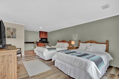 Canyon Lake Hotel | Discover Maven's Inn & Grill: Pet-Friendly Stay with Breakfast