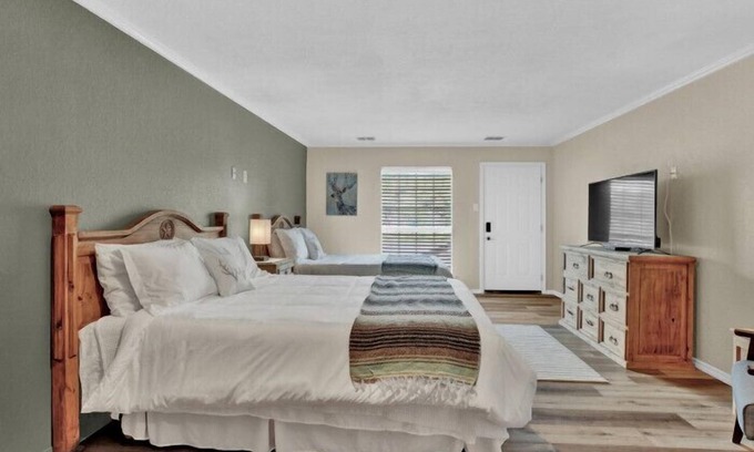 Canyon Lake Hotel | Discover Maven's Inn & Grill: Rated 9.4/10 with Kitchen