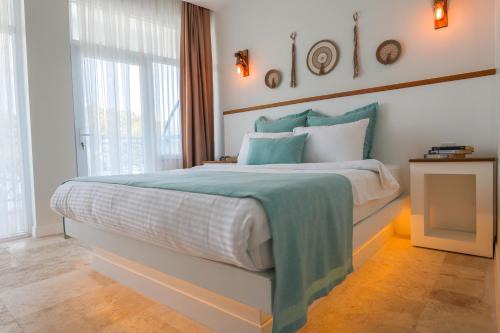 Ayvalik City Center Hotel | Discover Mavi Cam Hotel Ayvalik: Beachfront Bliss Awaits
