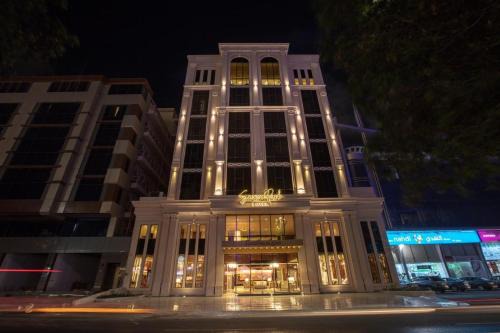 Hera Street Hotel | Relax at Seasons Park - Beachfront Hotel with Pool & Dining