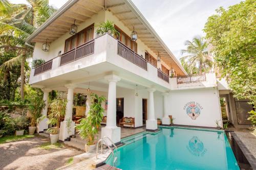 Wanchawala Bed & Breakfast | Relax at Mawbima Villa with Pool and Oceanfront Views