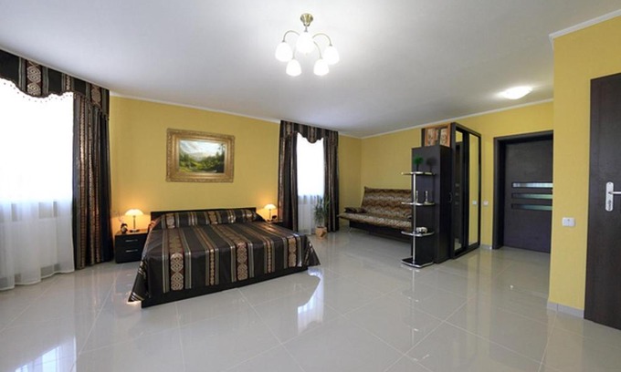 Kamenets-Podol'skiy Hotel | Guest Favorite Maxima: Family-Friendly with Breakfast Included